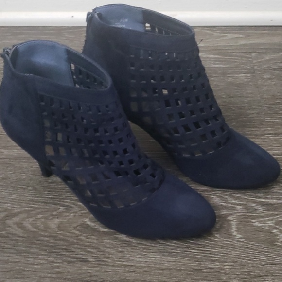 Shoes - 💥SALE💥Blue Booties sz 9 1/2